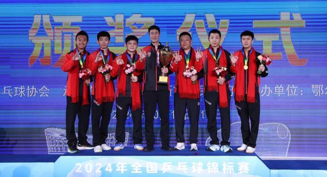 图片3 2024.10.19 2024年全国乒乓球锦标赛男子团体冠军上海地产集团队 王励勤 中国乒协副主席 上海市竞技体育训练管理中心主任 新华社 图片1_副本.jpg