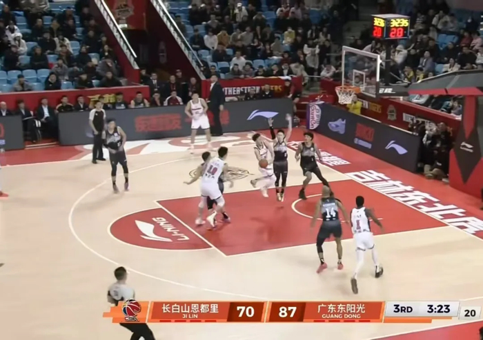 立博-广东双子星觉醒！徐杰胡明轩联手爆发，华南虎啃下东北虎未来可期|广东队|广东男篮|篮板|吉林男篮|三分球_新浪新闻